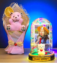 Kişiye Özel İsimli Fotoğraflı Renkli Led Işıklı Fanus ve Pembe Peluş Ayıcık Buketi (Model 1)