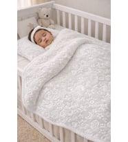Beyaz Peluş Bebek Battaniyesi 110x100 – Hafif ve Yumuşacık