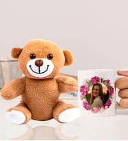 Kişiye Özel 25cm Peluş Ayıcık Ve Fotoğralı Çiçekli Çerçeve Tasarımlı Beyaz Kupa