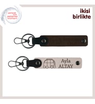 Yol Arkadaşlığına Vurgu Yapan Set, Kişisel Karavan Anahtarlık 2’li, İsim Yazılı, Koyu Kahve-Pudra