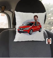 BK Gift Kişiye Özel Plakalı Erkek Renault Sandero Karikatürlü Kare Araç Koltuk Yastığı-1