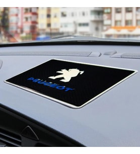 peugeot torpido üstü logolu araca özel marka iç aksesuar - telefon anahtarlık gözlük eşya kaydırmaz pejo