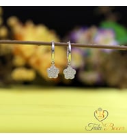 Beyaz Taşlı Sallantılı Yonca Gümüş Küpe