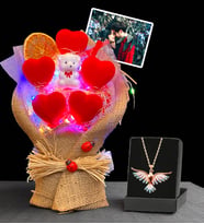 Premium Set - Kişiye Özel Fotoğraflı Led Işıklı Buket ve Renkli Zümrüdü Anka Kuşu Kolyesi (Model 4)