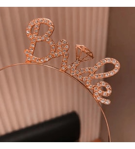 Rose Gold Renkli Taşlı “Bride” Gelin Tacı – El Yazısı Yazı Tipiyle