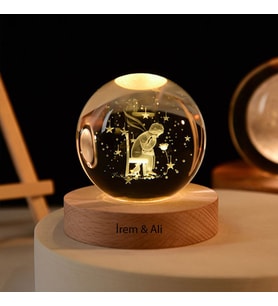 Işıklı Ahşap Kaideli Küçük Prens Cam Küre 8cm*6cm