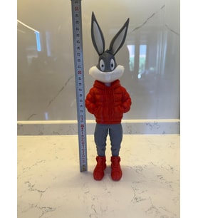Bugs Bunny Figür 29 cm  Dekoratif Çizgi Film Karakteri Koleksiyon Biblo Masa Raf Süsü (Kırmızı - Açık Gri)