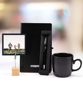 Kişiye Özel Siyah Defter & Gümüş Renk Detaylı Siyah Tükenmez Kalem & Siyah Mat Kupa & Fotoğraflı Masa Üstü Ahşap Not Tutucu Hediye Seti