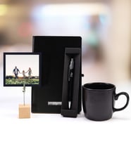 Kişiye Özel Siyah Defter & Gümüş Renk Detaylı Siyah Tükenmez Kalem & Siyah Mat Kupa & Fotoğraflı Masa Üstü Ahşap Not Tutucu Hediye Seti