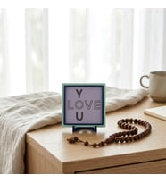 Love You Motifli Çağdaş Tasarım Masaüstü Objesi, Sevdiklerinize Armağan Edebileceğiniz Dekor 10x10cm