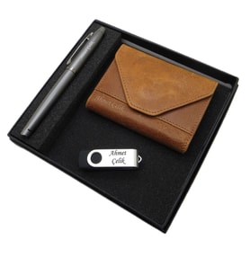 Signator D336  İsme Özel Set - Deri Kartlık + 32Gb. Usb Bellek  + Kalem Seti  İsme Özel Hediyelik Set (Karışık)