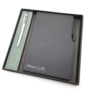 Signator® Codex  N236 Kişiye Özel Defterli Set - Scrikss İsme Özel Gri Kalem + İsme Özel Siyah Defter  İsme Özel Kutusunda Hediyelik Set (Karışık)