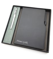 Signator® Codex  N236 Kişiye Özel Defterli Set - Scrikss İsme Özel Gri Kalem + İsme Özel Siyah Defter  İsme Özel Kutusunda Hediyelik Set (Karışık)