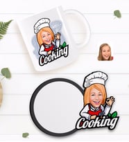 BK Gift Kişiye Özel Kadın Chef Karikatürlü Beyaz Kupa ve Ahşap Bardak Altlığı Hediye Seti-14