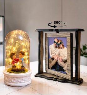 Kişiye Özel 2 Fotoğraflı Dönen Ahşap Çerçeve ve LED Işıklı Kalp Tutan Aşıklar Fanus Hediye Seti