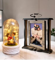 Kişiye Özel 2 Fotoğraflı Dönen Ahşap Çerçeve ve LED Işıklı Kalp Tutan Aşıklar Fanus Hediye Seti