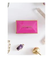DAKS 2002 HEDİYELİK TENEKE KUTU LUCENT SYMPHONY - FUŞYA 6x9.5x3cm