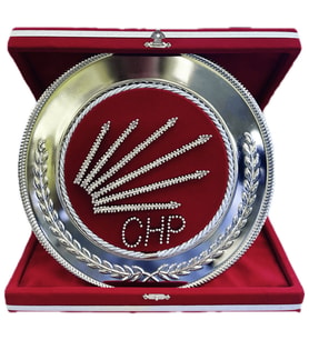 Kişiye Özel İsim Yazılı CHP Logolu Lüks Gümüş Tabak Plaket - Kırmızı Kadife Kutulu Makam Hediyesi