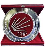 Kişiye Özel İsim Yazılı CHP Logolu Lüks Gümüş Tabak Plaket - Kırmızı Kadife Kutulu Makam Hediyesi