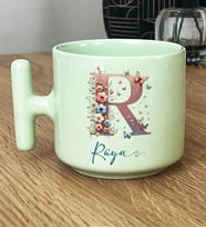 Kişiye Özel Çiçekli Kelebekli R Harfli Hediye Pastel T Kupa İsimli İsim Yazılı (Yeşil)
