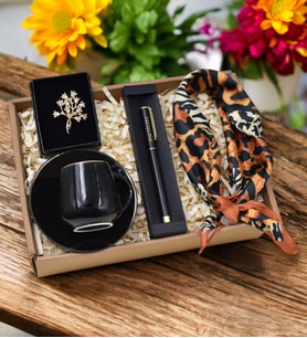 Kişiye Özel Siyah Gold Detaylı Roller Kalem& Gold Detaylı Siyah Tekli Fincan& Leopar Desenli Fular &Gold Çiçek Model Broş Hediye Seti