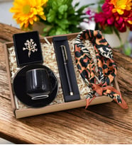 Kişiye Özel Siyah Gold Detaylı Roller Kalem& Gold Detaylı Siyah Tekli Fincan& Leopar Desenli Fular &Gold Çiçek Model Broş Hediye Seti