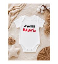 Aynı Babası Baskılı Bebek Zıbını – Baba Temalı Eğlenceli Yazılı Bebek Body