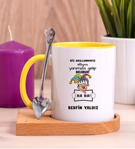Kişiye Özel Biz Akıllanmayız Tasarım Esprili  Ahşap Altlıklı Sarı Kupa Bardak