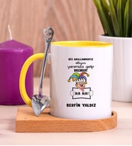 Kişiye Özel Biz Akıllanmayız Tasarım Esprili  Ahşap Altlıklı Sarı Kupa Bardak