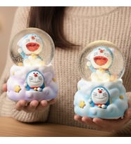 Işıklı Müzikli Püskürtmeli Büyük Boy Kar Küresi – 16 cm Doraemon Temalı (Karışık)