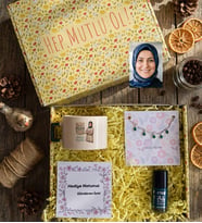 Kişiye Özel Karikatürlü Best Mom Ever Anneye Hediye Hediye Kutusu - Kişiye Özel Lüks Fincan, Bileklik, Oje Anneler Günü Hediyesi
