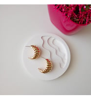 Lente Aksesuar Kadın Vintage Dokulu Kruvasan Halka Küpe - Burgu Model Şık Günlük Küpe (Gold)