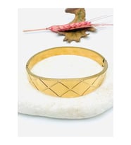 GOLD RENK BAKLAVA DESEN ÇELİK KELEPÇE ACR3127