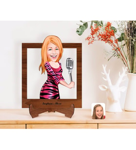 BK Gift Kişiye Özel Şarkı Söyleyen Kız Karikatürlü Ahşap Standlı 3D Biblo-2 (Beyaz)