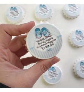 25 Adet Mavi Bebek Ayakkabılı Tasarımıyla Baskılı Açacak 1 2 3 4 5 ... Yaş Magnet Hoşgeldin Yenidoğan Magnet