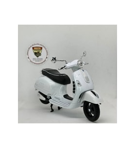 Vespa GTS 300 1:12 Diecast Model – Lisanslı Metal Maket Motosiklet