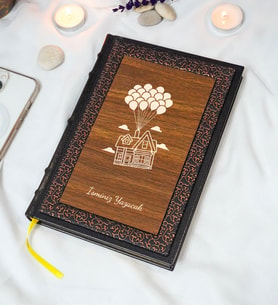 Uçan Ev Desenli Termo Deri + Ahşap Anı Defteri - Çizgili Defter - Hediyelik (17x24 cm- 320 Sayfa)