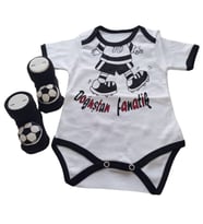 Hoşgeldin Bebek, Yenidoğan Unisex Bebek, Siyah Beyaz Fanatik Taraftar Badi ve Aksesuarlı Çorap Hediye Seti (Siyah & Beyaz)