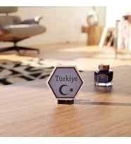 Şanlı Bayrak Ruhu Temalı Türkiye Modern Masaüstü Süsü Ofis Köşelerinizi Tamamlayan Zarif ve Şık Bir Tasarım Obje 10x10 cm