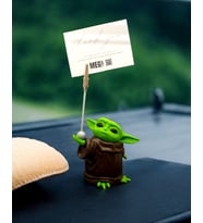 FingArt Sevimli Baby Yoda Tasarımlı Masaüstü Not ve Fotoğraf Tutucu – Hatırlatıcı ve Dekoratif Masa Düzenleyici (Standart)