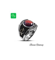 Ruby Taşlı Kenarları Elif Vav Figürlü Erkek Gümüş Yüzük