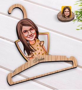 BK Gift Kişiye Özel Kız Çocuk Karikatürlü Standart Boy Ahşap Elbise Askısı-8