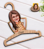 BK Gift Kişiye Özel Kız Çocuk Karikatürlü Standart Boy Ahşap Elbise Askısı-8
