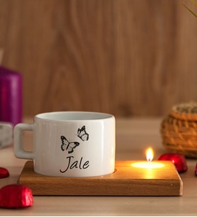 Kişiye Özel Kelebekler Uçuyor İsimli Ahşap Altlıklı Mumlu Fincan