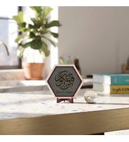 Arapça Hat Sanatlı Kûn Fe Yekûn Tasarımlı Masaüstü Dekoratif Obje Yaşam Alanlarınıza Estetik ve Zarafet Katan Parça 10x10 cm