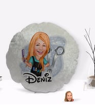BK Gift Kişiye Özel İsimli Kadın Kuaför Karikatürlü Yuvarlak Dekoratif Kırlent Yastık-1
