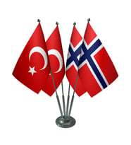 Masa Üstü Norveç Bayrağı Türk Bayrağı Dörtlü Krom Direk Masa Bayrak Seti