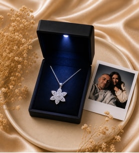 Premium Işıklı Kutuda 925 Ayar Gümüş Baget Taşlı Lotus Çiçeği Kolye & Kişiye Özel Polaroid Fotoğraf Hediyeli