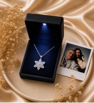 Premium Işıklı Kutuda 925 Ayar Gümüş Baget Taşlı Lotus Çiçeği Kolye & Kişiye Özel Polaroid Fotoğraf Hediyeli