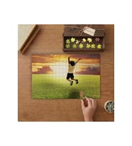 Çimlerde Oynayan Çocuk Tasarımı 240 parça Ahşap Puzzle Ahşap Kutuda MP00779